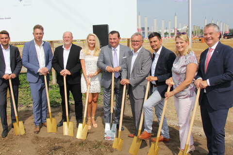 Exakt 5 Jahre nach dem Spatenstich für das Fachmarktzentrum PADO im Businesspark Parndorf erfolgte am 28. August 2019 durch Landesrätin Mag.a (FH) Daniela Winkler, Landesrat Christian Illedits, Landesrat MMag. Alexander Petschnig, Landeshauptmann a.D. Hans Niessl, Bauherr KommR Richard Erlinger, Mag. Harald Zagiczek, GF der Wirtschaft Burgenland GmbH, und Bürgermeister Wolfgang Kovacs der feierliche Spatenstich für die Errichtung der PADO Galerien