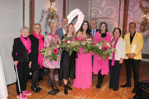 Radiologin Aida Wenzl, Estée-Lauder-Geschäftsführer Siegfried Maurer, Landeshauptmann-Stellvertreterin Astrid Eisenkopf, Sängerin Monika Ballwein, Gerhard Krammer, Rektor der Joseph Haydn Privathochschule und Moderator des Abends, Traude Hombauer, Andrea Pfneiszl und Irene E. Zach von der Selbsthilfegruppe „Im Heute leben“, „Pink Ribbon“-Verantwortliche Linda Zajer von Estée Lauder und Saxofonist Thomas Gensthaler alias tomX.