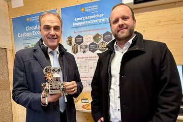 Landesrat Dr. Leonhard Schneemann mit Dipl.-Ing. Markus Resch, BSc, Senior Researcher Forschung Burgenland