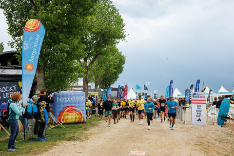 Das See Opening 2025 im Burgenland hat einmal mehr seine Bedeutung als Saisonauftakt unter Beweis gestellt. Trotz durchwachsenen Wetters am ersten Wochenende und eines verregneten Sonntags zum Abschluss genossen heuer wieder mehr als 45.000Besucher:innen das vielfältige Programm und die einzigartigen Kulissen des Neusiedler Sees und Neufelder Sees.