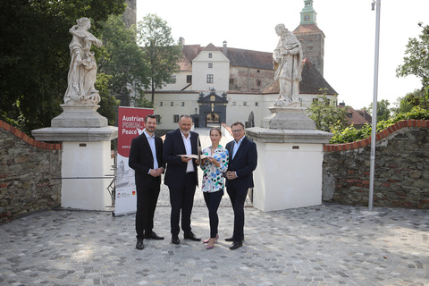 Direktor Moritz Ehrmann (ACP - Österreichisches Friedenszentrum), seine Stellvertreterin Eva Huber, Landeshauptmann Hans Peter Doskozil und ACP-Präsident Norbert Darabos (v.l.) vor der Burg in Schlaining.