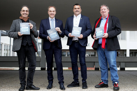Paul Gulda, Landesrat Dr. Leonhard Schneemann, Bürgermeister Martin Kramelhofer und Verlagsleiter Horst Horvath (v.l.) mit dem neuen Buch "Wir werden uns der Aufgabe nicht entziehen...".
