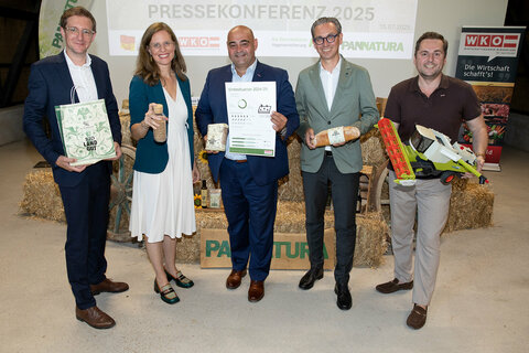 Landeshauptmann-Stellvertreterin Anja Haider-Wallner (2.v.l.) zog gemeinsam mit Prokurist DI Markus Fritz (PANNATURA GmbH), Obmann Hannes Mosonyi (Landesgremium Agrarhandel), Dr. Mario Winkler (Österreichische Hagelversicherung) und Martin Pinczker von Bioprodukte Pinczker (v.l.) Bilanz über die heurige Getreideernte.