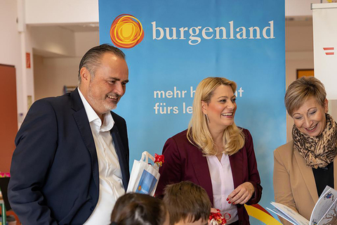 LH Doskozil und Landesrätin Winkler bei der Übergabe der Blockflöten in der Volksschule Mattersburg