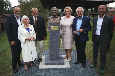 Landeshauptmann Hans Peter Doskozil, Eveline Niederbacher-Kisser und Professor Gerhard Kisser, Landtagspräsidentin Verena Dunst, Bürgermeister Willi Pammer und Vizebürgermeister Roman Jandrisevits (v.l.) bei der Statue von Professor Gerhard Kisser.