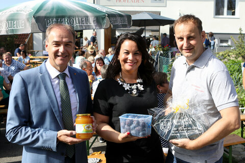 Landesrat Dr. Leonhard Schneemann mit Inhaber Christian Bundschuh und Lebensgefährtin Nina Mayer von „Schneiders Hofladen“ im Ortsteil Aschau (Großgemeinde Oberschützen).
