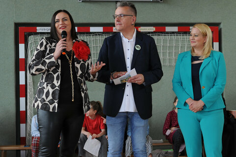 Landeshauptmann-Stellvertreterin Mag.a Astrid Eisenkopf und Landesrätin Mag.a (FH) Daniela Winkler bei der Eröffnung des Kindergartens in Siegendorf.