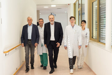 Landeshauptmann Hans Peter Doskozil mit dem Team der Klinik Oberwart beim Start der Herzchirurgie im März 2026 (Archivbild).