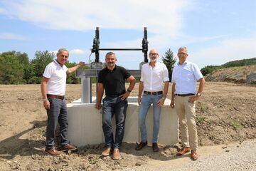 Bürgermeister Günter Schmidt und Infrastrukturlandesrat Heinrich Dorner mit Hauptreferatsleiter Christian L. Sailer (Hauptreferat Wasserwirtschaft, Amt er Bgld. Landesregierung) und Geschäftsführer Thomas Halbritter (Bichler & Kolbe ZT-GmbH); (v.l.n.r.)