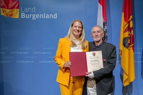 Landesrätin Mag.a (FH) Daniela Winkler gratulierte Hans Wetzelsdorfer zum Kulturpreis des Landes Burgenland in der Sparte „Bildende Kunst“