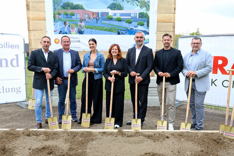 Landesrat Heinrich Dorner beim Spatenstick des Bildungscampus in Lackenbach