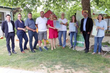 die Naturpark Kinderkrippen rosalia kogelberg wurden von landesrätin daniela winkler ausgezeichnet