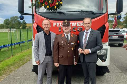 Landesrat Dr. Leonhard Schneemann mit Feuerwehrkommandant DI Philipp Magdits und Gerhard Resner (v.r.).