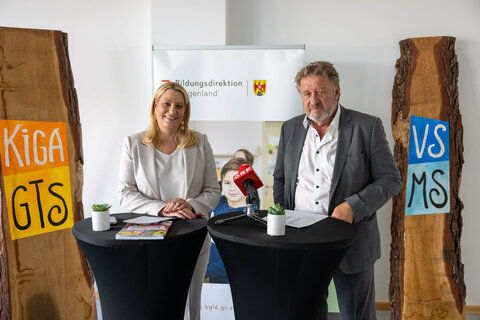 Bildungslandesrätin Mag.a (FH) Daniela Winkler und Bildungsdirektor HS OSR Alfred Lehner, BEd, MA bei der Pressekonferenz in der Mittelschule Siegendorf.