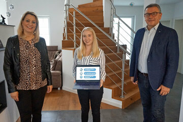 Landesrätin Daniela Winkler mit Selina Breuer und Bürgermeister Helmut Hareter