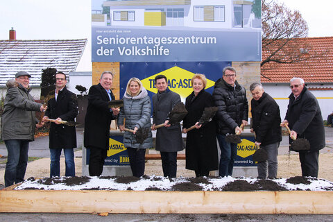 Soziallandesrat Christian Illedits, Landesrätin Mag.a (FH) Daniela Winkler, Landtagspräsidentin Verena Dunst in ihrer Funktion als Volkshilfe-Präsidentin, Vorstand KommR Dir. Dr. Alfred Kollar, Obmann OSG, und Bgm. Ing. Gerhard Zapfl, setzten mit dem Spatenstich für ein Seniorentageszentrum in Nickelsdorf einen weiteren Umsetzungsschritt des „Zukunftsplanes Pflege“