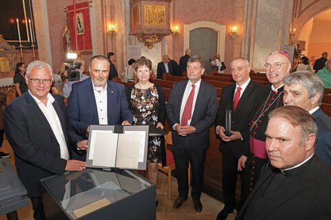 (v.l.) Bürgermeister Thomas Steiner, Landeshauptmann Hans Peter Doskozil, Kunsthistorikerin Ildikó Weinhäusel-Farkas, Vorstandsvorsitzender der Esterhazy Privatstiftungen Stefan Ottrubay, Diözesankonservator Bernhard Weinhäusel, Diözesanbischof Ägidius Zsifkovics, Zweiter Landtagspräsident Walter Temmel, Propsteipfarrer Alexander Wessely mit dem Dekret, in dem der heilige Martin zum Landesptron des Burgenlandes ernannt wurde.