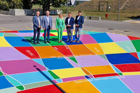 Die größte Sonnenuhr Österreichs bei der HTL Eisenstadt. V.l. AV DI Dr. Michael Türk, Initiator Direktor a.D. AV Maschinenbau / AV Flugtechnik AV RgR DI Viktor Selinger, LRin Mag.a (FH) Daniela Winkler, HTL-Direktor Thomas Schober, AV DI Dr. Hannes Giefing