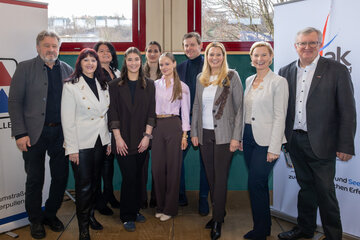Alfred Lehner (Bildungsdirektor Burgenland), Martina Mohapp (Regionalstellenleitung Oberpullendorf, Wirtschaftskammer Burgenland), Rita Binder-Schöll (Diplomarbeitsbetreuung HAK Oberpullendorf), Stella Hammer, Panna Mike, Vanessa Dissauer,  (Diplomarbeitsgruppe und Organisation), Bürgermeister Johann Heisz, Landesrätin Daniela Winkler, Direktorin Sonja Hasler (HAK/HAS Oberpullendorf) und Freddy Fellinger (Regionalstellenleitung Oberpullendorf, Wirtschaftskammer Burgenland) (v.l.) bei der Eröffnung der 8. Übungsfirmenmesse an der HAK/HAS Oberpullendorf