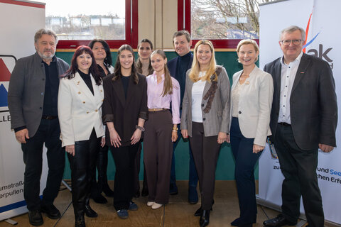 Alfred Lehner (Bildungsdirektor Burgenland), Martina Mohapp (Regionalstellenleitung Oberpullendorf, Wirtschaftskammer Burgenland), Rita Binder-Schöll (Diplomarbeitsbetreuung HAK Oberpullendorf), Stella Hammer, Panna Mike, Vanessa Dissauer,  (Diplomarbeitsgruppe und Organisation), Bürgermeister Johann Heisz, Landesrätin Daniela Winkler, Direktorin Sonja Hasler (HAK/HAS Oberpullendorf) und Freddy Fellinger (Regionalstellenleitung Oberpullendorf, Wirtschaftskammer Burgenland) (v.l.) bei der Eröffnung der 8. Übungsfirmenmesse an der HAK/HAS Oberpullendorf