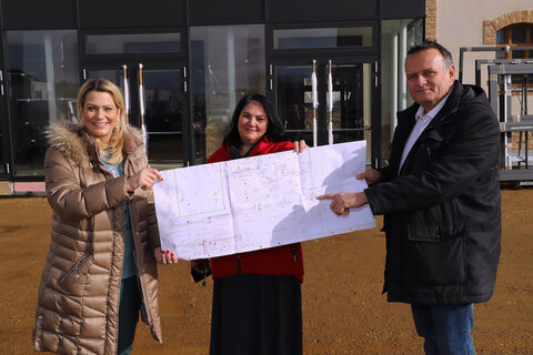 Landesrätin Daniela Winkler überzeugte sich gemeinsam mit Bürgermeister Gerhard Dreiszker und Volksschuldirektorin Edith Novak vom Baufortschritt