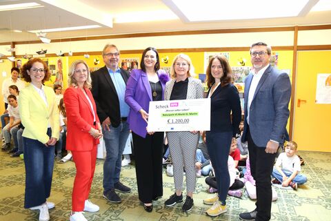 VS_Markt St. Martin: LH-Stv.in Astrid Eisenkopf bei der Preisübergabe an die Volksschule Markt St. Martin.