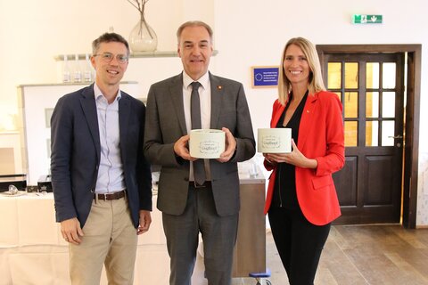 Georg Lack (Außenministerium Abteilungsleiter Unternehmensservice), Landesrat Leonhard Schneemann und Anna Degenfeld (Hauptreferatsleiterin Hauptreferat Protokollarische Angelegenheiten) beim Empfang des Austrian Leadership Programms (ALPS) des österreichischen Außenministeriums im Arkadenheurigen Bad Tatzmannsdorf.