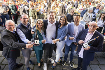 Andreas Liegenfeld (Präsident Bgld Weinbauverband), Herbert Oschep (GF Weintourismus Burgenland GmbH), Landesrätin Daniela Winkler, Daniel Serafin (Intendant der Oper im Steinbruch), Landtagspräsidentin Astrid Eisenkopf, Didi Tunkel (GF Burgenland Tourismus) und Wolfgang Böck (Intendant der Schlossspiele Kobersdorf) mit einem Glas „Centum“ – dem Jahrhundertwein des Burgenlandes.