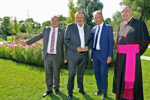 Ein blühender Garten für die Cenacolo-Gemeinschaft in Kleinfrauenhaid. V.l.: KommR Ing. Alfred Bieberle, Landesinnungsmeister der Gärtner und Floristen der WK Burgenland, LH Hans Peter Doskozil, WK-Präsident Peter Nemeth, Diözesanbischof Ägidius Zsifkovics.
