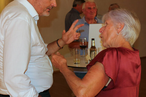 Im Anschluss an die offizielle Fragestunde nahm sich Landeshauptmann Hans Peter Doskozil auch noch Zeit, persönlich mit den Besuchern über ihre Anliegen und Ideen zu diskutieren.