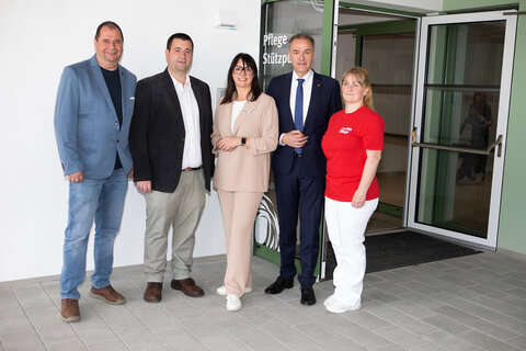 Vizebürgermeister Johannes Pfeffer, Bürgermeister Marc Hoppel, Caritas Burgenland-Direktorin Mag. Melanie Balaskovics, MA, Soziallandesrat Dr. Leonhard Schneemann und Stützpunktleiterin Diplomierte Gesundheits- und Krankenpflegerin Eva Maria Ellmer (v.l.).