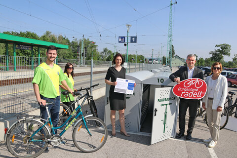 LR Mag. Heinrich Dorner, Dr. Hana Dellemann, Generaldirektor-Stvin. Raaberbahn AG, und Christine Zopf-Renner (1.v.re.), Leiterin Mobilitätszentrale Burgenland, mit Mitarbeitern der Raaberbahn vor den neuen Fahrradboxen am Bahnhof Wulkaprodersdorf