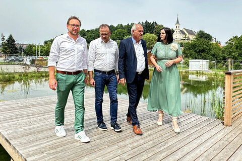 Bürgermeister LAbg. Wolfgang Sodl und Landeshauptmann-Stellvertreterin Mag.a Astrid Eisenkopf besichtigten den fertigen Generationenplatz.