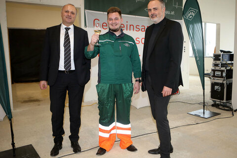 KRAGES-Geschäftsführer Mag. Hubert Eisl und Landeshauptmann Hans Peter Doskozil mit Elmas Balcinovic (Mitte).