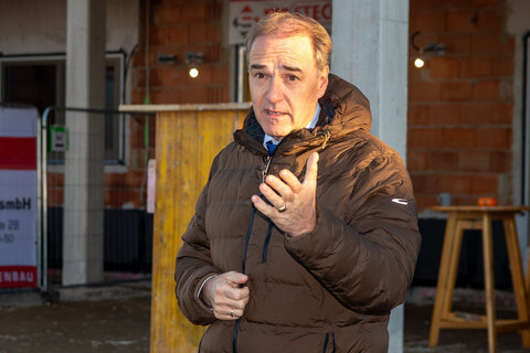 Soziallandesrat Dr. Leonhard Schneemann bei der Gleichenfeier des Pflegestützpunkts Trausdorf.