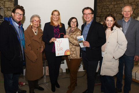 Mag. Zeno Stanek, Dr.in Waltraud Bertoni, Leiterin Freilichtmuseum Wander Bertoni, Landesrätin Mag.a (FH) Daniela Winkler, LAbg. Mag.a Margit Paul-Kientzl, Gert Polster, Leiter Landesmuseum Burgenland, Mag.a Margit Fröhlich, BA, Leiterin Referat Landesmuseum im Amt der Bgld. Landesregierung, und Bürgermeister Erwin Preiner, Winden