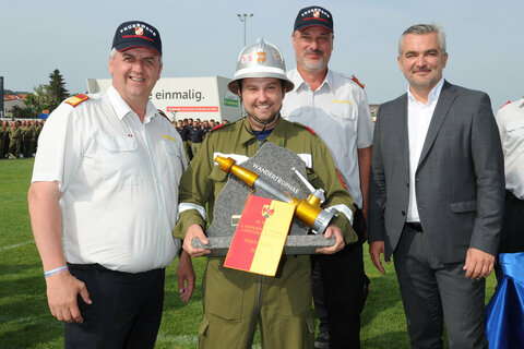 Landesrat Heinrich Dorner (r.), Landesfeuerwehrkommandant-Stellvertreter LBDS Martin Reidl, Landesfeuerwehrkommandant LBD Ing. Franz Kropf (v.l.) überreichten die Pokale und Medaillen an Oggau am Neusiedler See I (Gold, 3.v.r.), Hornstein I (Silber, 3.v.l.) und Markt St. Martin (Bronze, 2.v.r.).