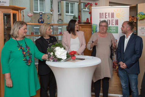 Jubiläumsfeier 15 Jahre "Mein Laden" mit (v.l.) Helene Sengstbratl, AMS-Landesgeschäftsführerin, Bürgermeisterin Claudia Schlager, Landeshauptmann-Stellvertreterin Astrid Eisenkopf, Inge Posch-Gruska, Initiatorin des Projekts "Mein Laden", Martin Giefing, Vorsitzender "Verein für Anliegen von Menschen in der Gesellschaft".