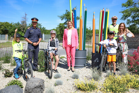 Bildungslandesrätin Mag.a (FH) Daniela Winkler freute sich mit Landespolizeidirektor Mag. Martin Huber und Schuldirektorin Verena Plattensteiner über das Engagement und den Eifer der jungen Fahrrad-Prüflinge, die vom Kommandanten der Polizeiinspektion Hornstein, Rene Nastl (mit gelber Warnweste), bestens geschult wurden – alle SchülerInnen haben die Fahrradprüfung bestanden.