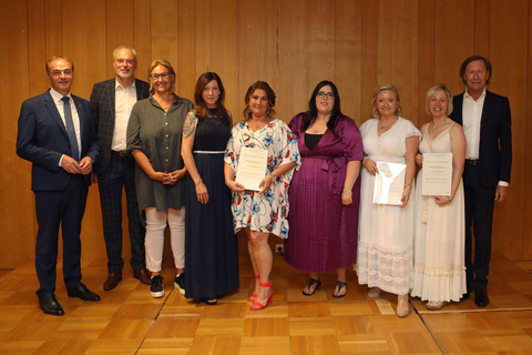 Soziallandesrat Dr. Leonhard Schneemann und Schulleiter Mag. Günter Hochwarter, MSc mit allen Diplomantinnen und Diplomanten in Pinkafeld.
