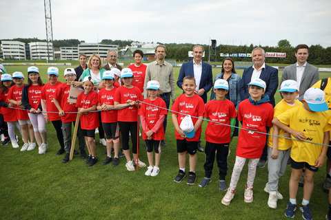 Landesrat Leonhard Schneemann (4.v.r., hinten) eröffnete die Safety-tour am Sportplatz in Oberwart gemeinsam mit Präsident Herbert Wagner (2.v.r., hinten, Zivilschutzverband) sowie Zivilschutzverband-Vizepräsident Norbert Sulyok (3.v.l., hinten) und Oberwarts Stadträtin Manuela Horvath (3.v.r., hinten) und Schulqualitätsmanager Daniel Baumann (r., hinten) inmitten der Kinder das heurige Safety-tour-Landesfinale.
