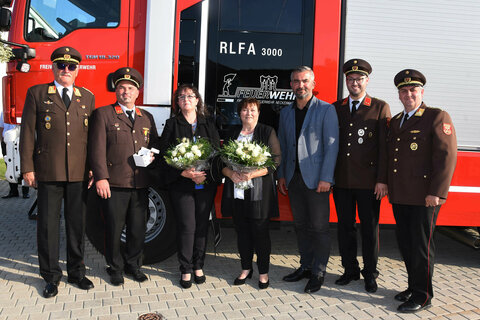 Landesrat Heinrich Dorner bei der Segnung des neuen Feuerwehrautos mit Vertretern der Freiwilligen Feuerwehr Neckenmarkt und den beiden Patinnen Claudia Tesch und Rita Kallinger.