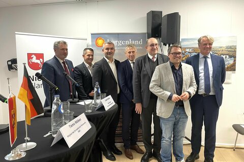 Johannes Ehrenfeldner - Direktor des Nationalparks Neusiedlersee im Burgenland, Rainer Winter – Protokollchef Land Burgenland, Landesrat Heinrich Dorner, Peter Südbeck - Leiter der Nationalparkverwaltung Wattenmeer in Niedersachsen, Staatssekretär Matthias Wunderling-Weilbier Nds. Ministerium f. Bundes- und Europaangelegenheiten und Regionale Entwicklung, MdEP Tiemo Wöken, S& D Mitglied und Sprecher der sozialdemokratischen Fraktion in Ausschuss für Umweltfragen, öffentliche Gesundheit und Lebensmittelsicherheit und Michael Freericks, Leiter der Landesvertretung Grundsatzangelegenheiten (Standortleiter der Vertretung der Niedersachsen in Brüssel).