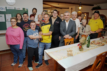 Das gesamte Team der Sportunion Wohnheim Dornau ist stolz auf Hans Peter Fleck, der in Wien zum Special Olympics-Sportler des Jahres gekürt wurde. Am Foto: Sport-Landesrat Heinrich Dorner (6.v.r.) mit Hans Peter Fleck (2. v.l., vorne) sowie den Sportlerinnen und Sportlern mit den Betreuern Sebastian Koller und Ernst Lueger.