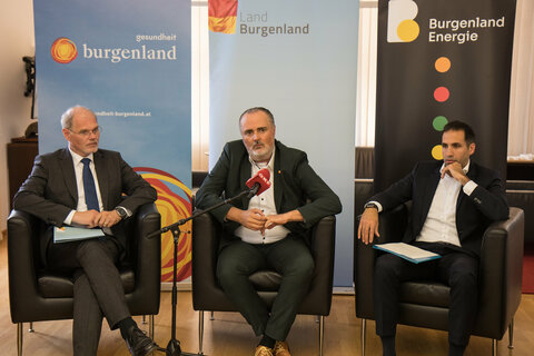 Mag. Franz Öller, MBA, MPH, kaufmännischer Geschäftsführer der Gesundheit Burgenland, Landeshauptmann Mag. Hans Peter Doskozil und Mag. Dr. Stephan Sharma, Vorstandsvorsitzender der Burgenland Energie.