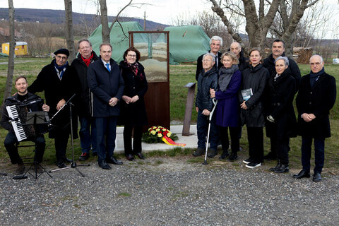 Alle Ehrengäste beim neuen Mahnmal beim „Schlachthaus“ in Rechnitz.