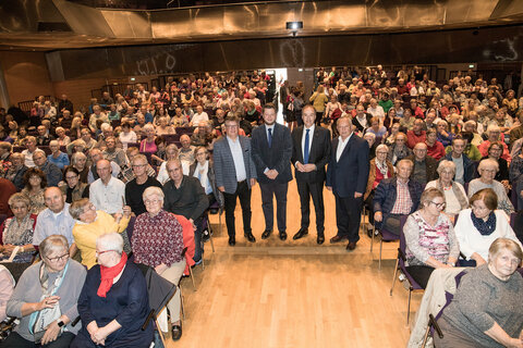 Zahlreiche Pensionistinnen und Pensionisten sowie Seniorinnen und Senioren waren zum Auftakt der Gesundheitstage 2023 ins Kulturzentrum gekommen. In der Mitte: Josef Loss, Michael Frattner, Soziallandesrat Leonhard Schneemann und Rudolf Strommer (v.l.).