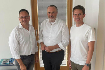 Landeshauptmann Hans Peter Doskozil mit dem Rudersdorfer Vizebürgermeister David Venus (r.) und Gemeindevorstand Thomas König (l.) in Rudersdorf