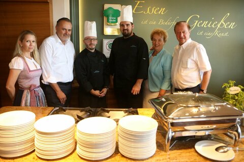 Landeshauptmann Hans Peter Doskozil (2.v.l.) mit Landtagspräsidentin Verena Dunst (2.v.r.), Hotelier Johann Haberl (r.) und Lebensgefährtin Daniela Lakosche (l.) sowie Küchenchef Philipp Kroboth und Küchenchef-Stellvertreter Joszef Kurucz (v.l.).　