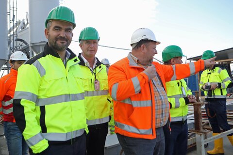 Landesrat Heinrich Dorner (l.) und Landtagsabgeordneter Ewald Schnecker ließen sich von Bauleiter Herwig Gmoser über den aktuellen Stand des Baus in Rudersdorf informieren.